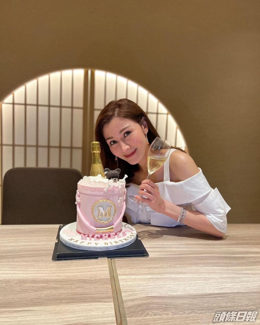 李嘉欣2006年公開認戀富商許晉亨，二人拍拖2年結婚。